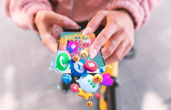 main-telephone-reseaux sociaux