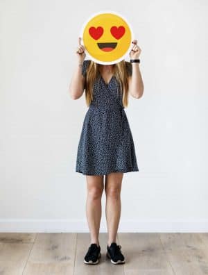 Émoji sur visage fille