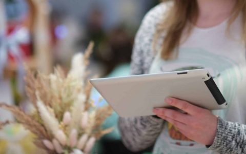 SEO local - femme utilisant une tablette