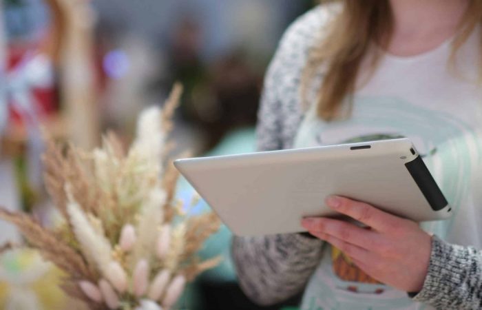 SEO local - femme utilisant une tablette