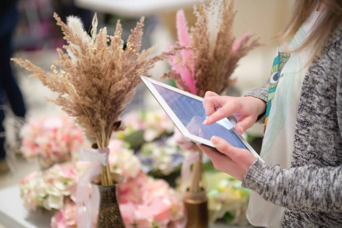 SEO local : femme utilisant une tablette