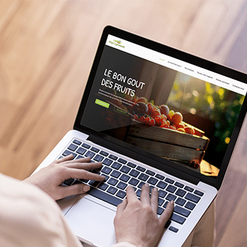 image d'un ordinateur portable ouvert sur le site web Les Vergers Lyonnais