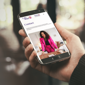 Femme en costume rose sur le téléphone